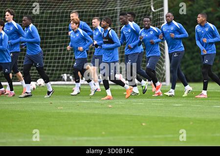 Genk, Belgio. 22 ottobre 2025. Giocatori di Genk nella foto durante una sessione di allenamento della squadra di calcio belga KRC Genk, mercoledì 22 ottobre 2025, a Genk. La squadra si prepara alla partita di domani contro il Real spagnolo Betis Balompie, terza partita (su 8) nella fase di campionato della UEFA Europa League. BELGA FOTO JOHAN EYCKENS credito: Belga News Agency/Alamy Live News Foto Stock