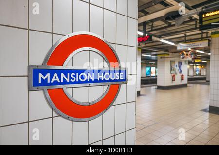 Cartello e rotonda della stazione della Mansion House. Londra, Regno Unito, 21 luglio 2023 Foto Stock