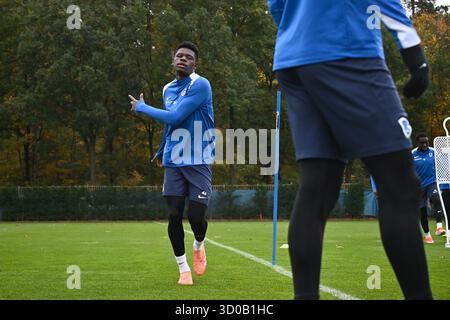 Genk, Belgio. 22 ottobre 2025. Josue Kongolo di Genk nella foto durante una sessione di allenamento della squadra belga di calcio KRC Genk, mercoledì 22 ottobre 2025, a Genk. La squadra si prepara alla partita di domani contro il Real spagnolo Betis Balompie, terza partita (su 8) nella fase di campionato della UEFA Europa League. BELGA FOTO JOHAN EYCKENS credito: Belga News Agency/Alamy Live News Foto Stock