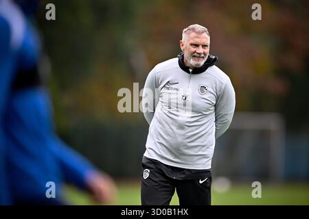 Genk, Belgio. 22 ottobre 2025. Il capo-allenatore di Genk Thorsten Fink, nella foto durante una sessione di allenamento della squadra belga di calcio KRC Genk, mercoledì 22 ottobre 2025, a Genk. La squadra si prepara alla partita di domani contro il Real spagnolo Betis Balompie, terza partita (su 8) nella fase di campionato della UEFA Europa League. BELGA FOTO JOHAN EYCKENS credito: Belga News Agency/Alamy Live News Foto Stock