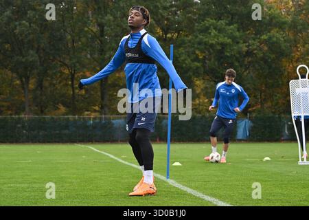 Genk, Belgio. 22 ottobre 2025. Noah Adedeji-Sternberg di Genk nella foto di mercoledì 22 ottobre 2025, durante una sessione di allenamento della squadra belga di calcio KRC Genk. La squadra si prepara alla partita di domani contro il Real spagnolo Betis Balompie, terza partita (su 8) nella fase di campionato della UEFA Europa League. BELGA FOTO JOHAN EYCKENS credito: Belga News Agency/Alamy Live News Foto Stock