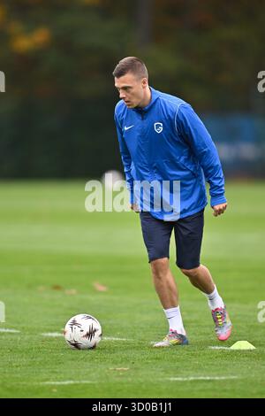 Genk, Belgio. 22 ottobre 2025. Daan Heymans di Genk nella foto durante una sessione di allenamento della squadra belga di calcio KRC Genk, mercoledì 22 ottobre 2025, a Genk. La squadra si prepara alla partita di domani contro il Real spagnolo Betis Balompie, terza partita (su 8) nella fase di campionato della UEFA Europa League. BELGA FOTO JOHAN EYCKENS credito: Belga News Agency/Alamy Live News Foto Stock