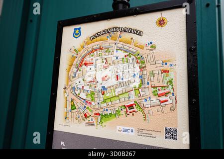 Tarnow, Polonia - 10 ottobre 2025: Un'indicazione dettagliata della mappa della città con la disposizione della città vecchia di Tarnów, colori brillanti e gocce di pioggia. Foto Stock