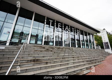 Tarnow, Polonia - 10 ottobre 2025: Ingresso al teatro moderno a Tarnow, Polonia, con grandi finestre in vetro e scale in pietra Foto Stock