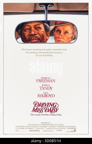 Driving Miss Daisy (1989), diretto da Bruce Beresford e interpretato da Morgan Freeman, Jessica Tandy e Dan Aykroyd. Un'anziana donna del Sud forma un legame permanente con il suo autista afroamericano. Fotografia di un poster originale degli Stati Uniti del 1989 con un foglio contenente opere d'arte di Dave Christensen SOLO PER USO EDITORIALE. Crediti: BFA / Warner Bros Foto Stock