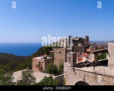 Vathia, villaggio, penisola di mani, Grecia. Torri difensive in una città medievale in cima a una collina. Fortificazioni difensive spettacolari e uniche. Torri storiche Foto Stock