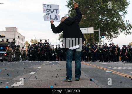 Los Angeles, Stati Uniti, 14 giugno 2025. Fuori dall'edificio federale di Los Angeles, la polizia di Los Angeles dichiara illegale la protesta "No Kings Day" e usa la forza per disperdere la folla. LAPD e LASD sparare con colpi di gomma meno letali al protestatore tenendo un cartello con la scritta "ghiaccio fuori da LOS ANGELES" con le mani alzate. Foto Stock