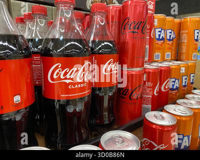 15 luglio 2025, Vitebsk, Bielorussia. Selezione colorata di bevande analcoliche disposte ordinatamente in un corridoio di alimentari, che mostra marche e dimensioni diverse. Foto Stock