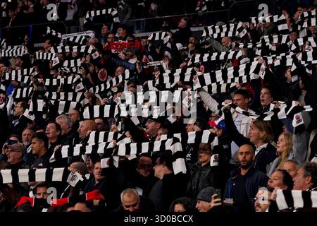 Francoforte sul meno, Germania. 22 ottobre 2025. FRANCOFORTE SUL meno, GERMANIA - 22 OTTOBRE: Tifosi dell'Eintracht Francoforte durante la partita di fase MD3 della UEFA Champions League 2025/26 tra l'Eintracht Francoforte e il Liverpool FC al Deutsche Bank Park il 22 ottobre 2025 a Francoforte sul meno, Germania. (Foto di Andre Weening/Orange Pictures) credito: Orange Pics BV/Alamy Live News Foto Stock