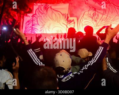 Madrid, Madrid, SPAGNA. 22 ottobre 2025. I tifosi del Real Madrid si riuniscono intorno allo stadio Santiago Bernabéu prima della partita di UEFA Champions League tra Real Madrid e Juventus (immagine di credito: © Richard Zubelzu/ZUMA Press Wire) SOLO PER USO EDITORIALE! Non per USO commerciale! Foto Stock