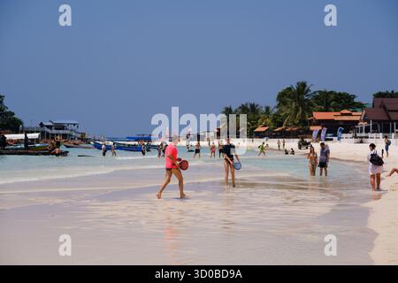REDANG ISLAND, MALESIA - 29 LUGLIO 2025: Splendida vista di Long Beach. I turisti apprezzano il loro tempo libero. Foto Stock