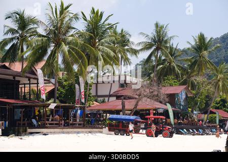 REDANG ISLAND, MALESIA - 29 LUGLIO 2025: Splendida vista di Long Beach con turisti in una giornata di sole. Foto Stock