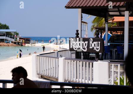 REDANG ISLAND, MALESIA - 29 LUGLIO 2025: Vista dal resort di Long Beach in una giornata di sole. Foto Stock