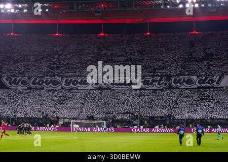 Francoforte sul meno, Germania. 22 ottobre 2025. FRANCOFORTE SUL meno, GERMANIA - 22 OTTOBRE: Tifosi dell'Eintracht Francoforte durante la partita di fase MD3 della UEFA Champions League 2025/26 tra l'Eintracht Francoforte e il Liverpool FC al Deutsche Bank Park il 22 ottobre 2025 a Francoforte sul meno, Germania. (Foto di Andre Weening/Orange Pictures) credito: Orange Pics BV/Alamy Live News Foto Stock