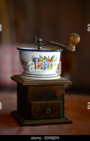 Macinacaffè vintage manuale in legno e ceramica su un vecchio tavolo in legno Foto Stock