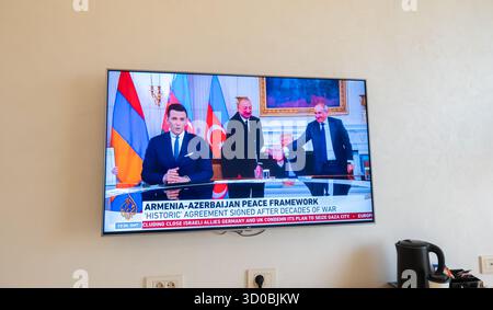 9 agosto 2025: Copertura di notizie televisive su uno storico accordo di pace firmato l'8 agosto 2025 tra Armenia e Azerbaigian alla Casa Bianca, mediato dal presidente degli Stati Uniti Donald Trump. L'accordo è stato firmato dal primo ministro armeno Nikol Pashinyan e dal presidente azero Ilham Aliyev per porre fine a decenni di conflitto tra i due paesi, principalmente sulla regione del Nagorno-Karabakh. L'accordo ha lo scopo di normalizzare le relazioni, riaprire le rotte di trasporto e rispettare la sovranità e l'integrità territoriale reciproche. Foto Stock