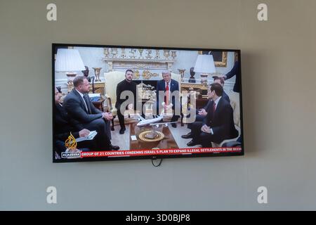 18 agosto 2025: Schermo televisivo che mostra il reportage di al Jazeera che copre l'incontro tra il presidente degli Stati Uniti Donald Trump e il presidente ucraino Volodymyr Zelensky alla Casa Bianca. Foto Stock