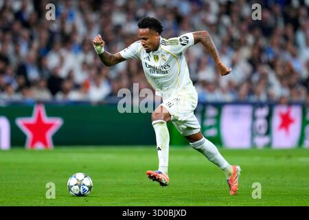 Madrid, Spagna. 22 ottobre 2025. Eder Militao del Real Madrid CF durante la partita di UEFA Champions League, tra Real Madrid e Juventus, il giorno 3, giocata allo stadio Santiago Bernabeu il 22 ottobre 2025 a Madrid, Spagna. (Foto di Cesar Cebolla/PRESSIN) credito: PRESSINPHOTO SPORTS AGENCY/Alamy Live News Foto Stock