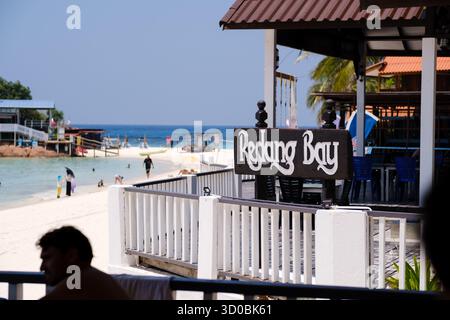 REDANG ISLAND, MALESIA - 29 LUGLIO 2025: Vista dal resort di Long Beach in una giornata di sole. Foto Stock