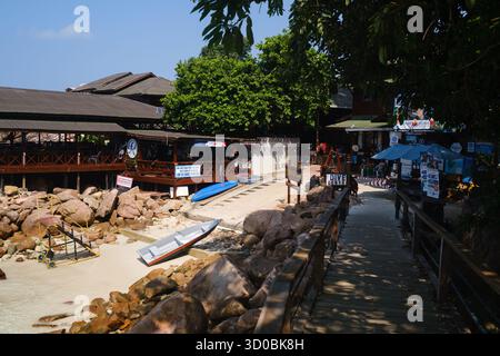 REDANG ISLAND, MALAYSIA - 29 LUGLIO 2025: Caffè vicino a Long Beach su un'isola tropicale. Foto Stock