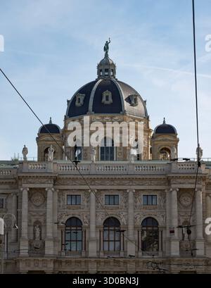 Vista posteriore del Naturhistorisches Museum (Museo di storia naturale) di Vienna, Austria, con particolare attenzione alla facciata dettagliata Foto Stock