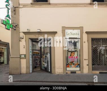 Firenze, Italia, Europa - 14 luglio 2024: Edificio Farmacia del coso e Profumerie le Vanita in via del corso Foto Stock