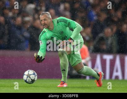 Londra, Regno Unito. 22 ottobre 2025. Remko Pasveer dell'Ajax è il terzo giocatore più anziano della storia nella Champions League durante la partita Chelsea vs Ajax UEFA Champions League allo Stamford Bridge di Londra. Il credito per immagini dovrebbe essere: Paul Terry/Sportimage Credit: Sportimage Ltd/Alamy Live News Foto Stock