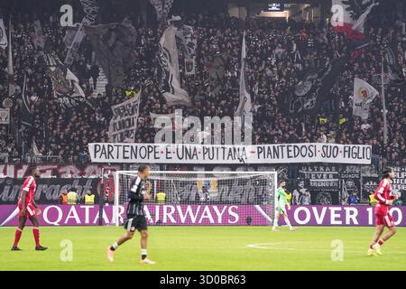Francoforte sul meno, Germania. 22 ottobre 2025. FRANCOFORTE SUL meno, GERMANIA - 22 OTTOBRE: Tifosi dell'Eintracht Francoforte durante la partita di fase MD3 della UEFA Champions League 2025/26 tra l'Eintracht Francoforte e il Liverpool FC al Deutsche Bank Park il 22 ottobre 2025 a Francoforte sul meno, Germania. (Foto di Andre Weening/Orange Pictures) credito: Orange Pics BV/Alamy Live News Foto Stock