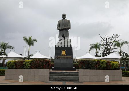 Statua del presidente nel Parco Nazionale di Malabo Foto Stock