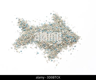 I granuli di lettiera testurizzata di gatto con pelli blu sono presentati sotto forma di pesce. Mettono in risalto materiali assorbenti naturali su sfondo bianco, sui Foto Stock