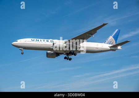 HEATHROW, LONDRA, Regno Unito, 29 SETTEMBRE 2025: Boeing 777 di United Airlines in avvicinamento all'aeroporto di Heathrow Foto Stock