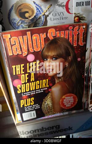Taylor Swift è su molte copertine di riviste riguardanti il suo nuovo album "The Life of a Showgirl", New York City, USA 2025 Foto Stock