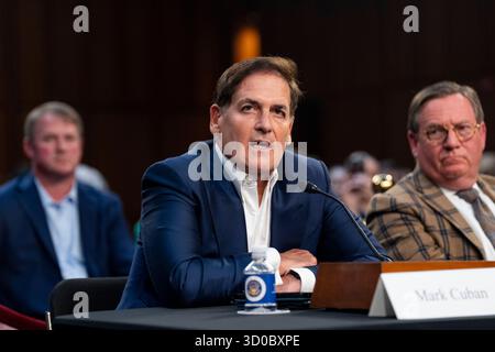 Washington, Stati Uniti. 22 ottobre 2025. Il co-fondatore di Cost Plus Drugs Mark Cuban parla durante un'audizione del Senato sull'invecchiamento sulla modernizzazione dell'assistenza sanitaria presso il Campidoglio degli Stati Uniti a Washington DC mercoledì 22 ottobre 2025. Foto di Bonnie Cash/UPI credito: UPI/Alamy Live News Foto Stock