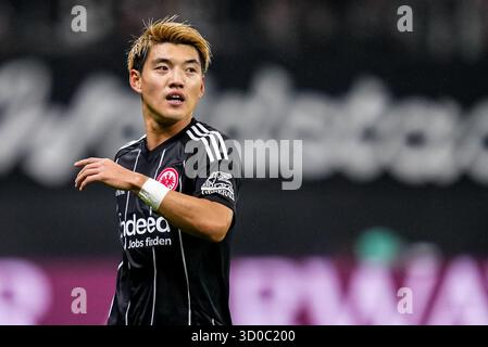 FRANCOFORTE SUL meno, GERMANIA - 22 OTTOBRE Ritsu Doan di Eintracht Frankfurt guarda durante la partita MD3 di UEFA Champions League 2025/26 tra Eintracht Francoforte e Liverpool FC allo Stadion di Francoforte il 22 ottobre 2025 a Francoforte sul meno, Germania. (Foto di Rene Nijhuis) Foto Stock