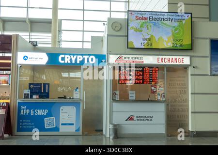 Cambio criptovaluta e chioschi di cambio valuta fianco a fianco nell'aeroporto di Tbilisi, Georgia Foto Stock