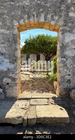 Antiche rovine di Aptera a Creta, che combinano architettura romana ed ellenistica tra ulivi e luce mediterranea. Foto Stock