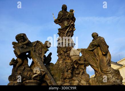 Le statue di Madonna e San Bernardo sul Ponte Carlo, Praga, Repubblica Ceca Foto Stock