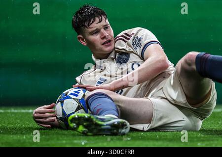 James McConnell dell'Ajax durante il 3° giorno di UEFA Champions League contro l'Ajax allo Stamford Bridge, Londra, Regno Unito, 22 ottobre 2025 (foto di Alfie Cosgrove/News Images) Foto Stock