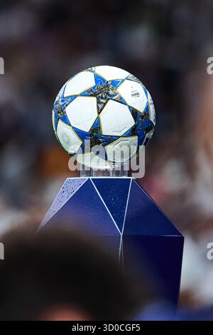 Madrid, Spagna. 22 ottobre 2025. MADRID, SPAGNA - 22 OTTOBRE: Pallone della partita durante la fase MD3 della UEFA Champions League 2025/26 tra Real Madrid e Juventus all'Estadio Santiago Bernabeu il 22 ottobre 2025 a Madrid, Spagna. (Foto di Jose Javier Martinez/Photo Players Images/Magara Press) credito: Magara Press SL/Alamy Live News Foto Stock
