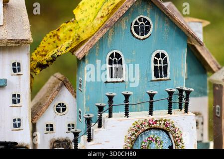 Primo piano di affascinanti case delle fiabe in legno in miniatura, con dettagli intricati, design stravagante e un tocco di magia da favola Foto Stock
