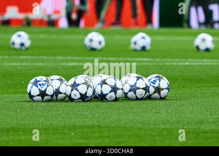 Madrid, Spagna. 22 ottobre 2025. MADRID, SPAGNA - 22 OTTOBRE: Palloni della partita precedente la fase MD3 della UEFA Champions League 2025/26 tra Real Madrid e Juventus all'Estadio Santiago Bernabeu il 22 ottobre 2025 a Madrid, Spagna. (Foto di Jose Javier Martinez/Photo Players Images/Magara Press) credito: Magara Press SL/Alamy Live News Foto Stock