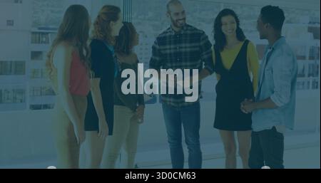 Il personale in piedi indossa abiti da lavoro e partecipa a discussioni nelle moderne finestre dell'ufficio, con vista sulla città Foto Stock