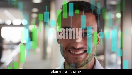 Uomo sorridente che indossa una camicia bianca in piedi in corridoio per ufficio, con rivestimento grafico a candelabro Foto Stock