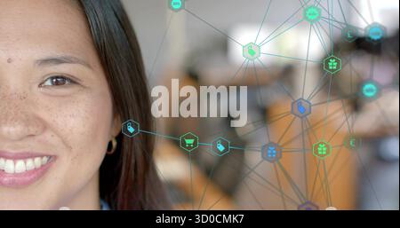 Mostra a una donna d'affari che indossa un blazer che sorride in ufficio con icone di e-commerce sovrapposte, spazio di copia Foto Stock