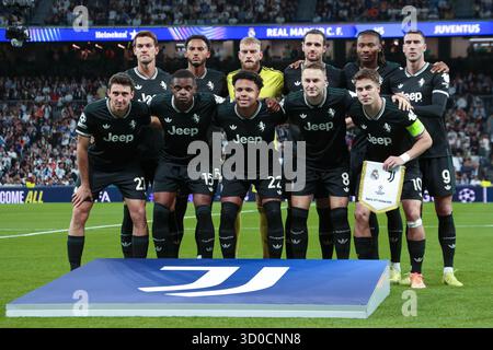 Madrid, Spagna. 23 ottobre 2025. Il gruppo della Juventus durante la partita di UEFA Champions League tra Real Madrid e Juventus, il giorno 3, giocata allo stadio Santiago Bernabeu il 22 ottobre 2025 a Madrid, Spagna. (Foto di Miguel Marruffo/PRESSIN) credito: PRESSINPHOTO SPORTS AGENCY/Alamy Live News Foto Stock