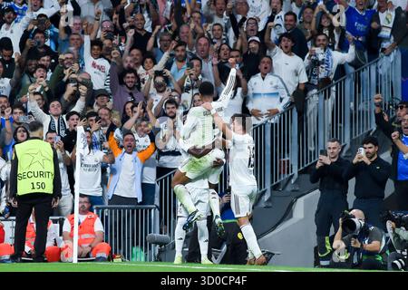 Madrid, Spagna. 22 ottobre 2025. I giocatori del Real Madrid festeggiano un gol durante la partita di UEFA Champions League tra Real Madrid e Juventus, allo stadio Santiago Bernabeu di Madrid, Spagna, il 22 ottobre 2025. Crediti: Gustavo Valiente/Xinhua/Alamy Live News Foto Stock