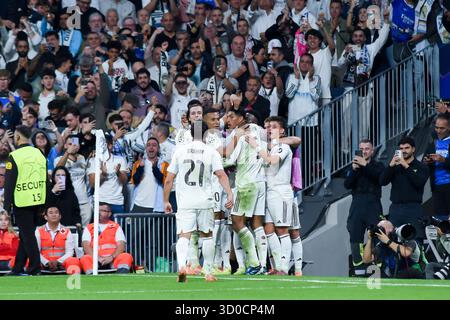 Madrid, Spagna. 22 ottobre 2025. I giocatori del Real Madrid festeggiano un gol durante la partita di UEFA Champions League tra Real Madrid e Juventus, allo stadio Santiago Bernabeu di Madrid, Spagna, il 22 ottobre 2025. Crediti: Gustavo Valiente/Xinhua/Alamy Live News Foto Stock