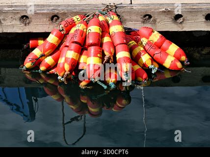 DANA POINT, CALIFORNIA - 21 ottobre 2025: Boe arancioni galleggianti in acqua e attaccate a un molo nella Marina di Dana Point. Foto Stock