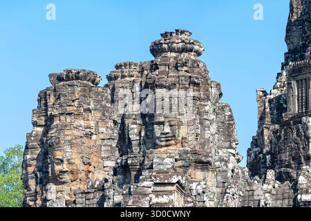 Immagine panoramica delle gigantesche facce scolpite in pietra di Bodhisattva Lokeshvara, conosciuta anche come Avalokiteshvara, Tempio di Bayon, Angkor Thom, Patrimonio Mondiale dell'Umanità dell'UNESCO Foto Stock