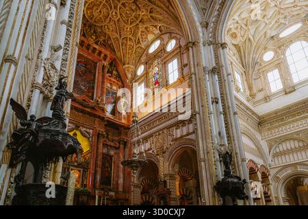 Intricati soffitti, archi e pareti della cattedrale mezquita in calle cardenal herrero a cordoba che mostrano dettagli islamici e cristiani decorati Foto Stock
